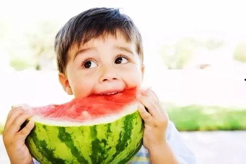 小孩吃老瓜,小孩吃老瓜的温馨瞬间