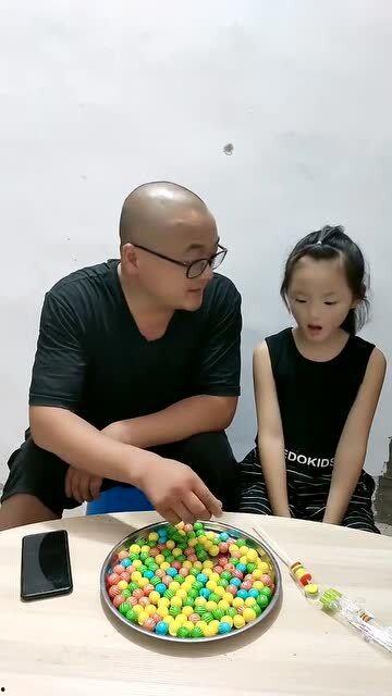 妈妈梦见女儿吃瓜,妈妈梦中女儿吃瓜的温馨寓意