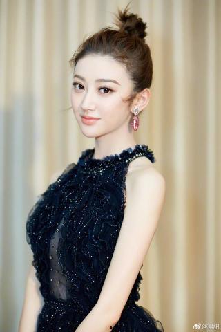 景甜吃瓜视频吃西红柿,西红柿成焦点，甜蜜瞬间引网友热议