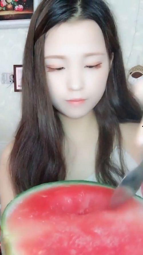 吃瓜小姐姐照片