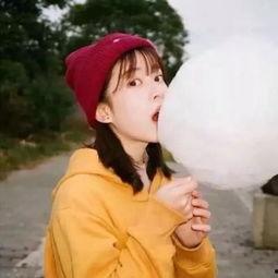 黄色吃瓜女孩套装视频,潮流新风尚还是网络恶搞？