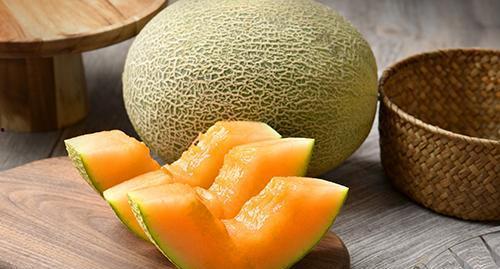 姑娘吃哈密瓜搞笑视频